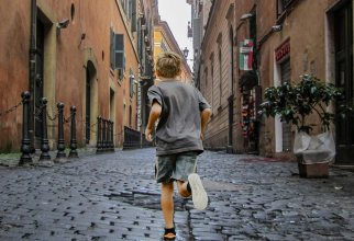 Jaf ca-n filme într-un supermarket din Italia. Un băiat de 11 ani a fugit cu peste 6000 de euro / Foto: Unsplash